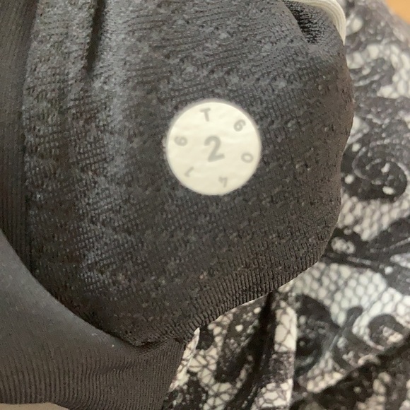 LULULEMON Outrun Crop Black Lace Mesh Print Size 6 - Picture 6 of 10